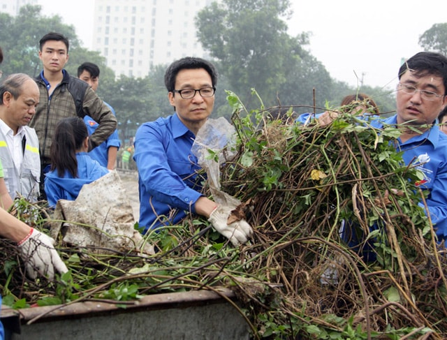 Trong màu áo xanh tình nguyện, Phó Thủ tướng ngay lập tức cùng các tình nguyện viên tham gia dọn dẹp rác thải, cây dại quanh khu vực hồ Linh Đàm