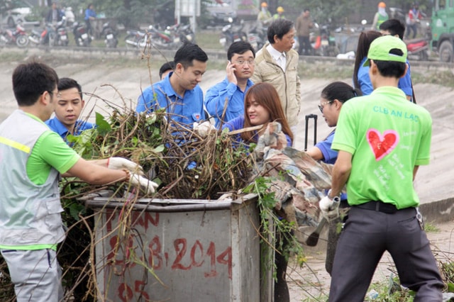 Chỉ trong một buổi sáng Chủ nhật, khu vực xung quanh hồ Linh Đàm đã được dọn dẹp sạch sẽ.