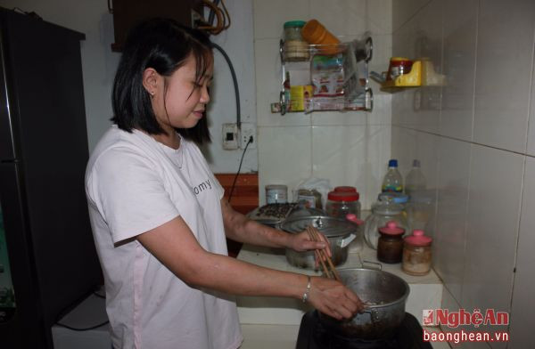 Công việc yêu thích của cô gái 29 tuổi ấy là nấu những bữa cơm ngon  cho gia đình mình.