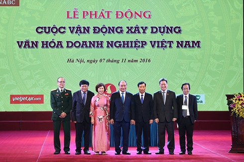 Thủ tướng Nguyễn Xuân Phúc chụp ảnh lưu niệm cùng lãnh đạo các đơn vị.