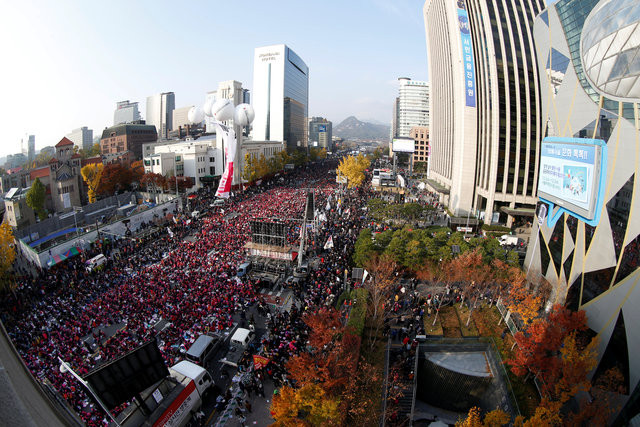 Người biểu tình tràn ngập một con phố chính ở Seoul ngày 12/11 (Ảnh: Reuters)