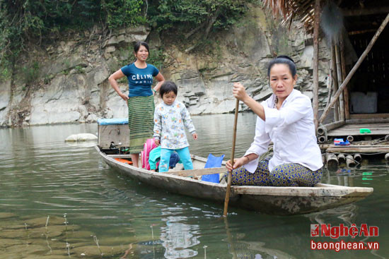 Những đứa trẻ nơi đây muốn đến trường cũng phải được người lớn đưa đi bằng thuyền.