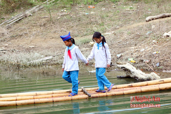 Ở một số điểm trường khác như bến Con Phen (Hữu Khuông - Tương Dương) hàng ngày các em phải đi qua những chiếc cầu nhỏ trên các bè cá để đến đi học.