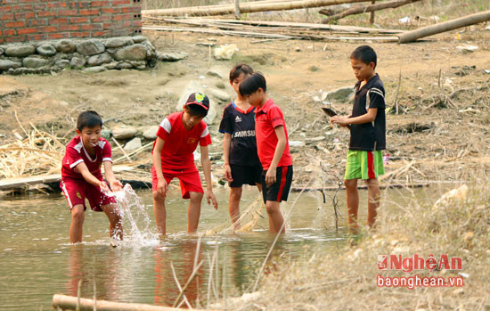 Sau những giờ rảnh rỗi, những đứa trẻ ở lòng hồ lại ra khu vực nước cạn vớt cá nhỏ về cải thiện bữa ăn.