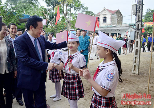 Phó Thủ tướng Vương Đình Huệ dự ngày hội đại đoàn kết ở phường Nghi Hòa ( TX Cửa Lò).