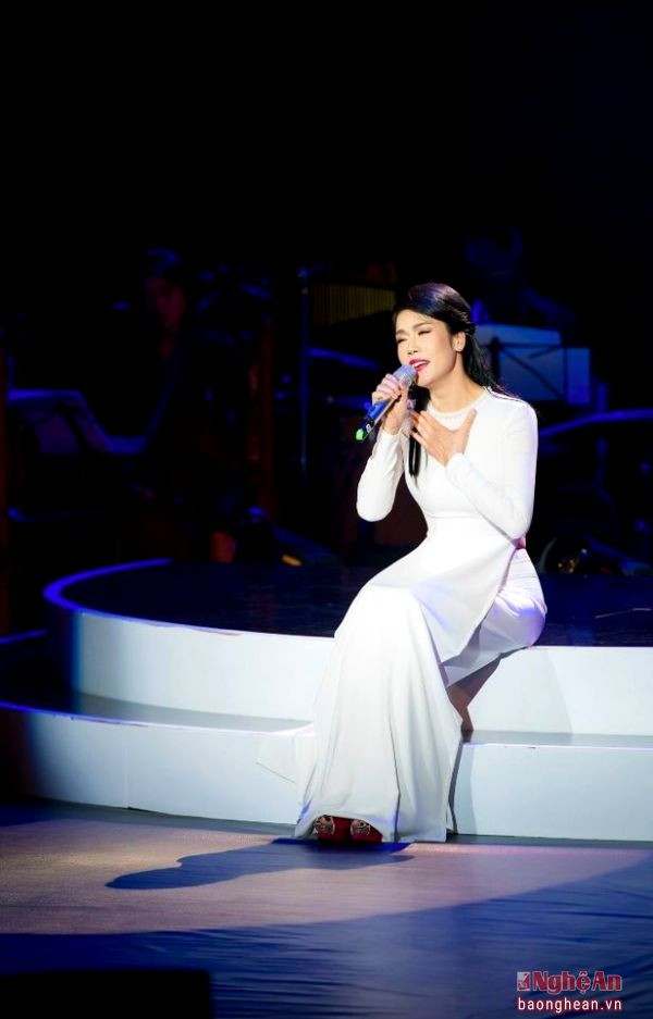 Nữ ca sỹ Thu Phương xuất hiện với tà áo dài giản dị trên sân khấu
