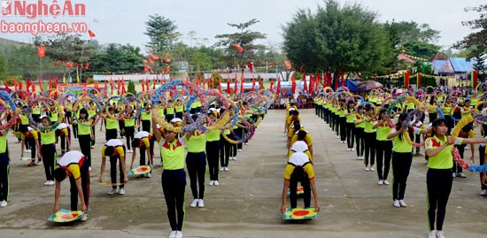 Tiết muc đồng diễn thể thao hấp dẫn của học sinh trường THPT Anh Sơn 2