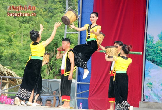 Hội diễn văn nghệ của đồng bào Thái ở miền tây Nghệ An, ảnh tư liệu
