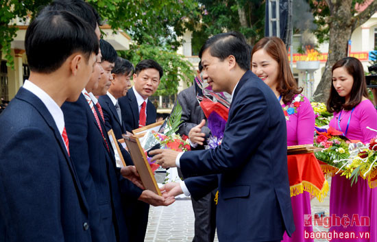 Thay mặt UBND tỉnh, Đ/c Lê Hồng Vinh trao bằng khen của Bộ giáo dục cho các cá nhân xuất sắc trong phong trào dạy học của nhà trường