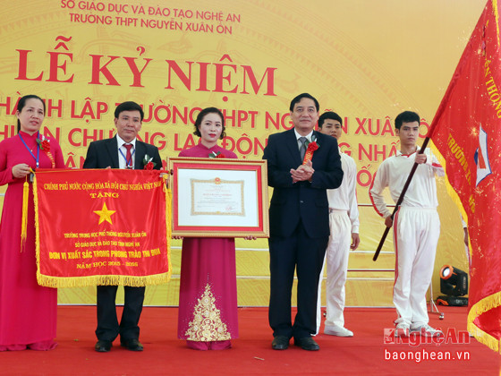 Bí thư Tỉnh ủy Nguyễn Đắc Vinh thừa lệnh Chủ tịch nước và Thủ tướng Chính phủ trao Huân chương Lao động hạng Nhất và Cờ thi đua cho tập thể lãnh đạo nhà trường