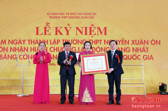 Đồng chí Đinh Viết Hồng trao bằng công nhận trường đạt chuẩn quốc gia cho Trường THPT Nguyễn Xuân Ôn