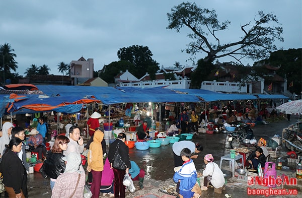 Chợ nằm sát đền Cờn ( phường Quỳnh Phương, thị xã Hoàng Mai). Mỗi năm, phiên chợ chỉ diễn ra vào tháng tháng 1, tháng 2 và tháng 10 