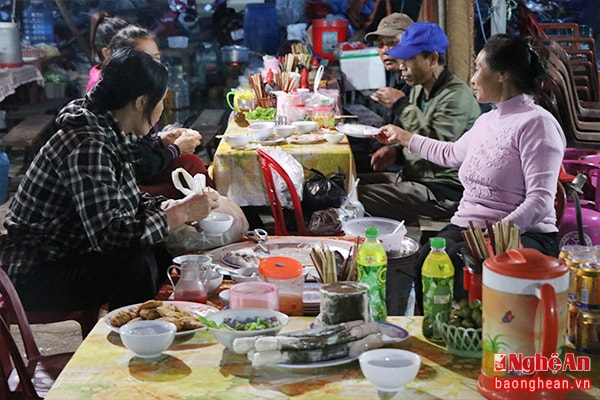 Tại các gian hàng ẩm thực luôn tấp nập du khách với những món đặc trưng như bánh mướt cuốn, bún mắm nêm…