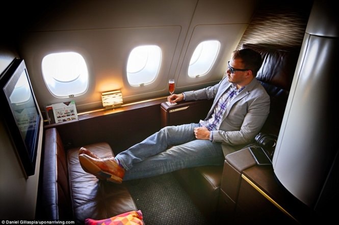 Anh Daniel Gillaspia chụp ảnh trong khoang hạng nhất trên máy bay của hãng Eithad Airwasy - Ảnh: Daniel Gillaspia/Uponarriving.com