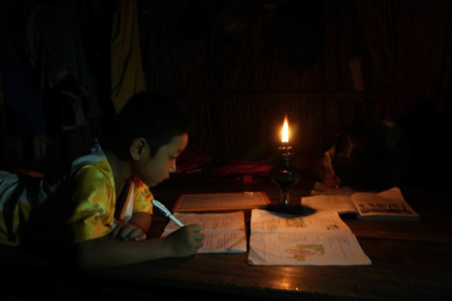 Là người Việt Nam hẳn ai cũng biết đến hình ảnh chiếc đèn dầu chong cóc thắp sáng cho nhiều thế hệ học trò thuở cắp sách tới trường.