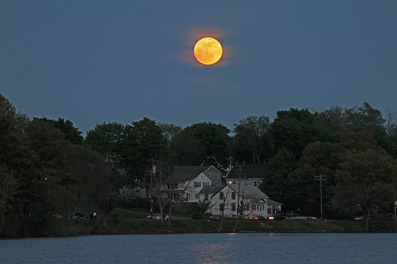 Siêu trăng ngày 05-5-2012 ở Woburn, Massachusetts,.jpg