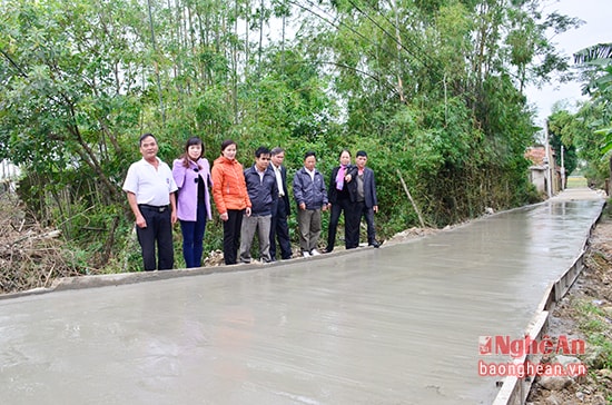 Các thành viên Ban Pháp chế và Ban Kinh tế - Xã hội, HĐND xã Hưng Đạo (Hưng Nguyên) giám sát việc triển khai xây dựng nông thôn mới.