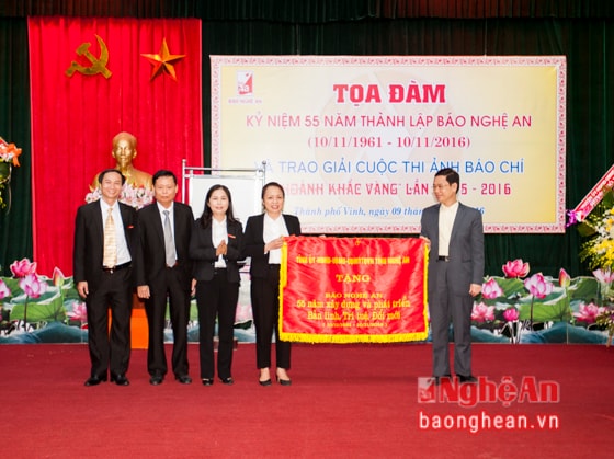 Đồng chí Nguyễn Xuân Sơn - Phó Bí thư Thường trực Tỉnh ủy, Chủ tịch HĐND tỉnh trao bức trướng của Tỉnh ủy, HĐND, UBND, Ủy ban MTTQ Việt Nam tỉnh Nghệ An cho tập thể Báo Nghệ An