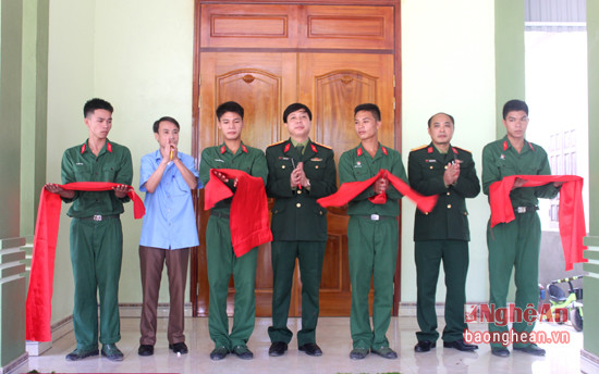 Thủ trưởng Phòng Chính sách Quân khu 4, Trung đoàn 335 và xã Xuân Giang cắt băng khánh thành nhà tình nghĩa.