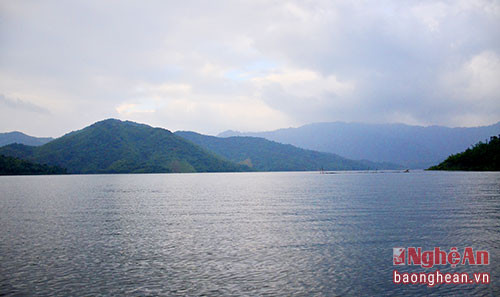 Hồ chứa nước thủy điện Hủa Na rộng hơn 5.000 km2 trải dài trên địa bàn các xã Thông Thụ, Đồng Văn, huyện Quế Phong. Khung cảnh trong một ngày đầu đông mờ ảo giữa nước, núi rừng và mây trời. 