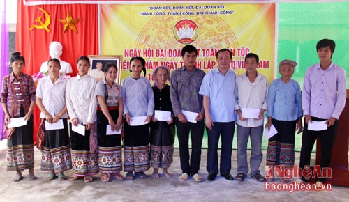 Trưởng ban Nội chính Tỉnh ủy Phan Đức Đồng trao quà hỗ trợ các hộ nghèo trên địa bàn xã Châu Tiến, Quỳ Châu.