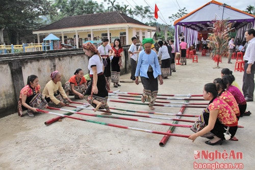Vui hội cồng chiêng, nhảy sạp kỷ niệm ngày hội đại đoàn kết toàn dân tộc tại bản Hoa Tiến 2, Châu Tiến, Quỳ Châu.