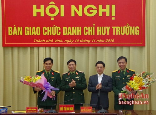 Thủ trưởng Quân khu và lãnh đạo Tỉnh ủy tặng hoa chúc mừng 2 đồng chí.
