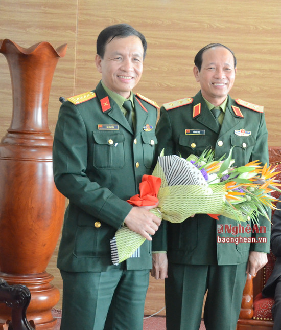 Đại diện Tư lệnh Quân khu IV tặng hoa chúc mừng Đại tá Hà Tân Tiến.