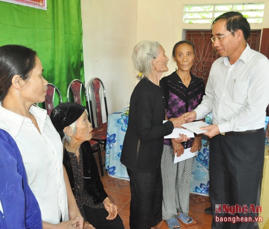 Đồng chí Hoàng Viết Đường - Ủy viên Ban Chấp hành Đảng bộ tỉnh, Phó Chủ tịch HĐND tỉnh cùng đại diện UBMTTQ tỉnh; lãnh đạo huyện Đô Lương tham dự Ngày hội Đại đoàn kết với nhân dân xóm Xuân Bài