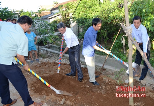 Các đại biểu tham gia trồng cây bảo vệ môi trường trong ngày hội của thôn.