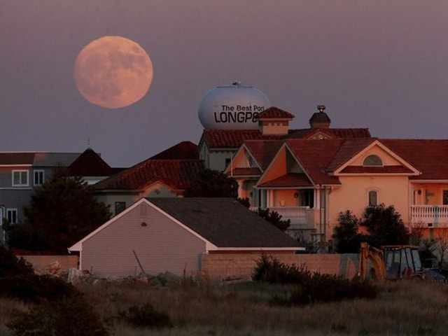 Siêu Trăng được nhìn thấy ở Longport, New Jersey, Mỹ. (ảnh: AP)