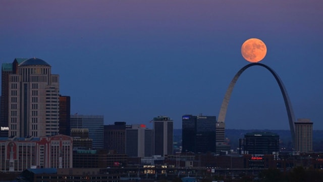 Siêu Trăng ở Tháp Compton Hill Water, St. Louis. (ảnh: AP)