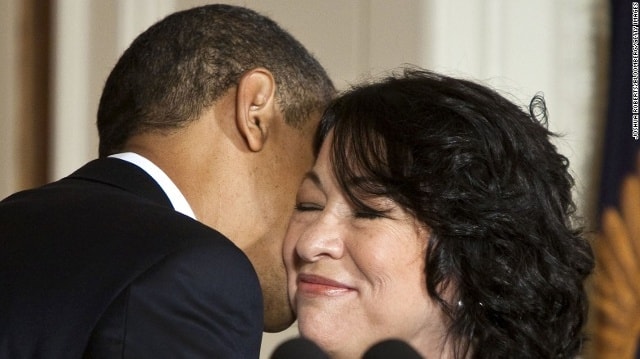 Obama ôm hôn Sonia Sotomayor sau khi giới thiệu bà vào Tòa án Tối cao ngày 26/5/2009. Sotomayor sau đó trở thành vị thẩm phán gốc Mỹ-Latinh đầu tiên trong Tòa tối cao Mỹ.