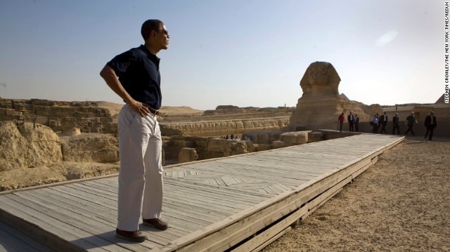 Obama thăm kim tự tháp và tượng nhân sư ở Giza, Ai Cập ngày 4/6/2009. Trong bài diễn văn tại Đại học Cairo, ông cam kết “hướng tới khởi đầu mới giữa nước Mỹ và người Hồi giáo trên khắp thế giới”, đề nghị Mỹ cùng thế giới Hồi giáo bỏ qua những ngờ vực về nhau vào tạo ra những mối quan hệ đồng minh mới.