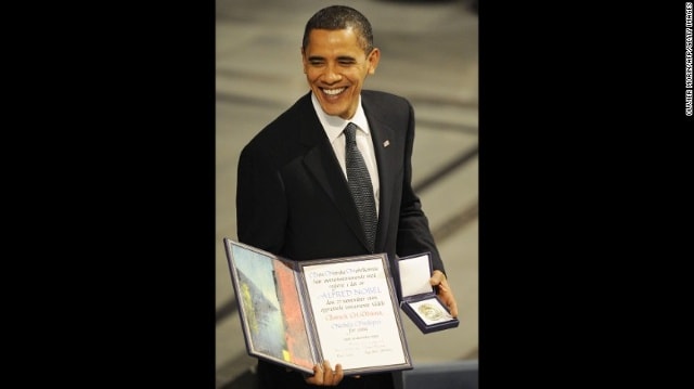 Obama chụp ảnh sau lễ trao giải Nobel Hòa bình tại Oslo, Na Uy ngày 10/12/2009. Ủy ban Nobel Na Uy cho biết tôn vinh Obama vì “những nỗ lực phi thường của ông nhằm củng cố nền ngoại giao và hợp tác quốc tế giữa các dân tộc”. Obama là tổng thống thứ 4 của nước Mỹ giành giải Nobel Hòa bình. 