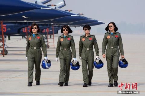 Phi đội J-10 biểu diễn của Trung Quốc.
