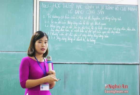 Giảng viên Nguyễn Thị Hồng Giang, Khoa Xây dựng Đảng mở đầu Hội thi với bài giảng 
