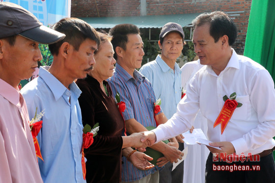 Tặng quà cho các gia đình khó khăn của Thôn Cầu Bùng