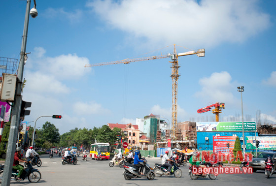 Nhưng do các công trình chủ yếu ở trong khu vực nội thành, điều kiện chật hẹp, tập trung nhiều dân cư, các đơn vị thi công thường sử dụng, lắp đặt cẩu tháp không đúng quy định, vươn qua các công trình lân cận và cả ngoài đường