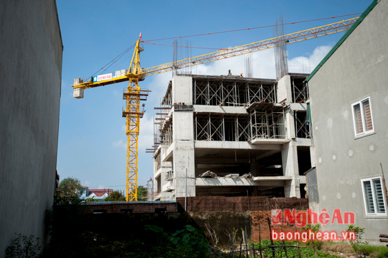 Chiếc cẩu tháp đứng độc lập này đang hỗ trợ thi công tại công trình chung cư Tecco Trường Thịnh đường Võ Thị Sáu ( P. Trường Thi ).