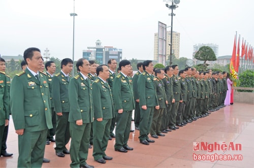 Các đại biểu dâng hoa trước tượng đài Chủ tịch Hồ Chí Minh tại Quảng trường mang tên Người.