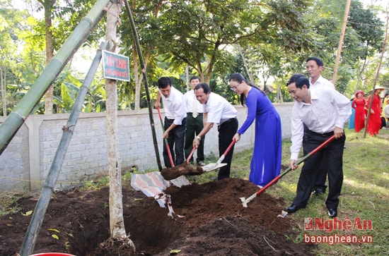 Lãnh đạo Ủy bàn MTTQ tỉnh, lãnh đạo huyện trồng cây đại đoàn kết tại khuôn viên nhà văn hóa xóm.