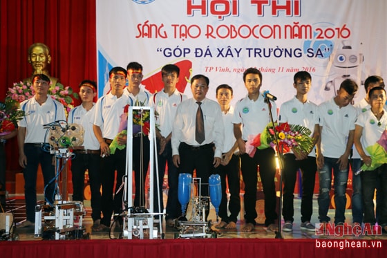 Lãnh đạo nhà trường tặng hoa cho các đội tham gia cuộc thi