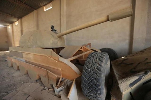 Xe tăng bằng gỗ của tổ chức khủng bố IS