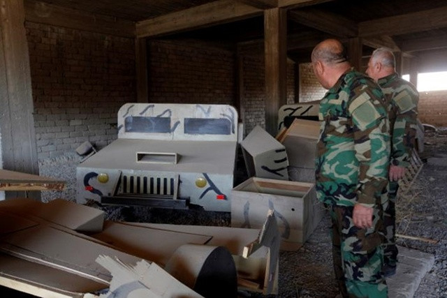  Một mẫu xe Humvee bằng gỗ dán của IS bị quân đội Iraq phát hiện