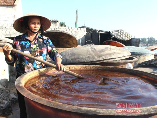 Đảo phơi chượp để chất lượng nước mắm đồng đều.Ảnh: Thanh Thủy