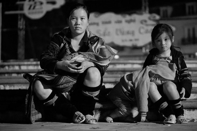 Em bé và mẹ tại phiên SaPa.