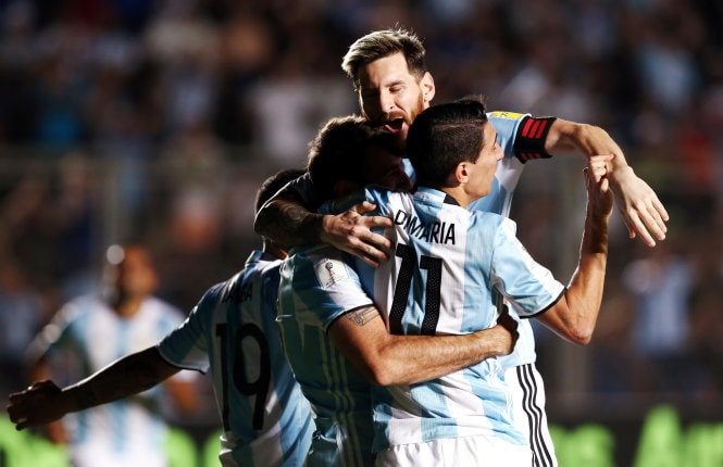 ​Messi tỏa sáng, Argentina thắng dễ Colombia