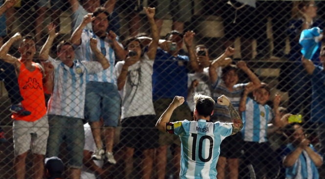 ​Messi tỏa sáng, Argentina thắng dễ Colombia