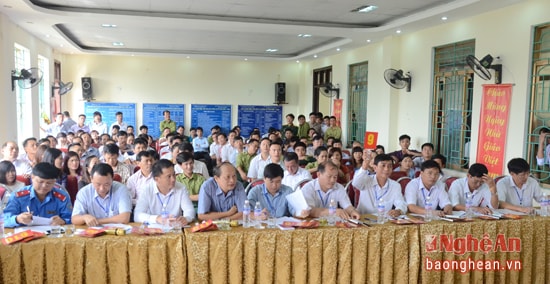 Ban giám khảo chấm điểm trực tiếp từng phần thi của các thí sinh.
